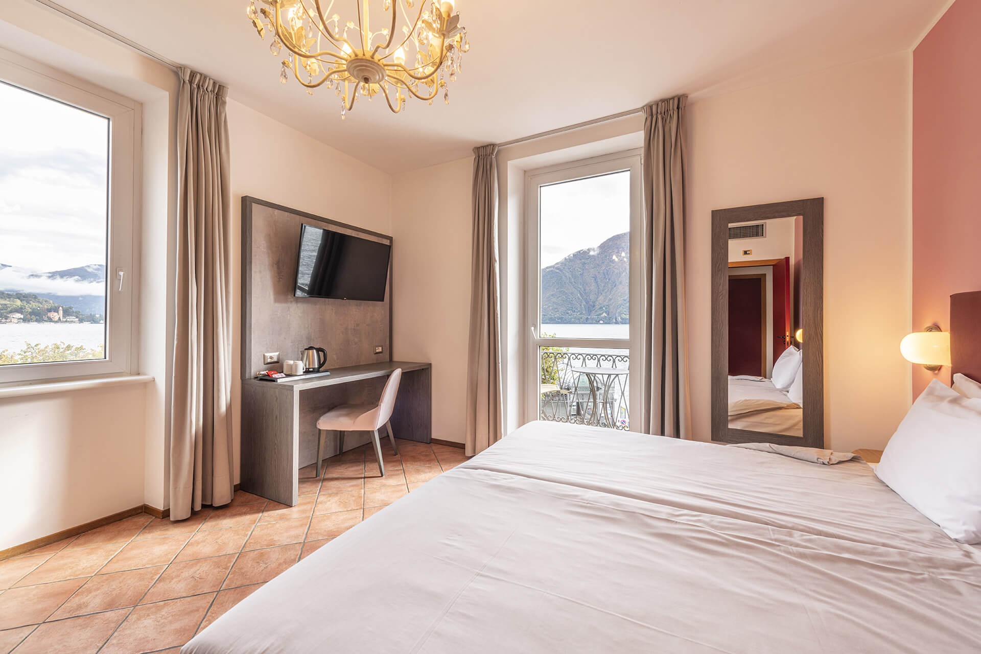 Camera vista lago frontale con balcone